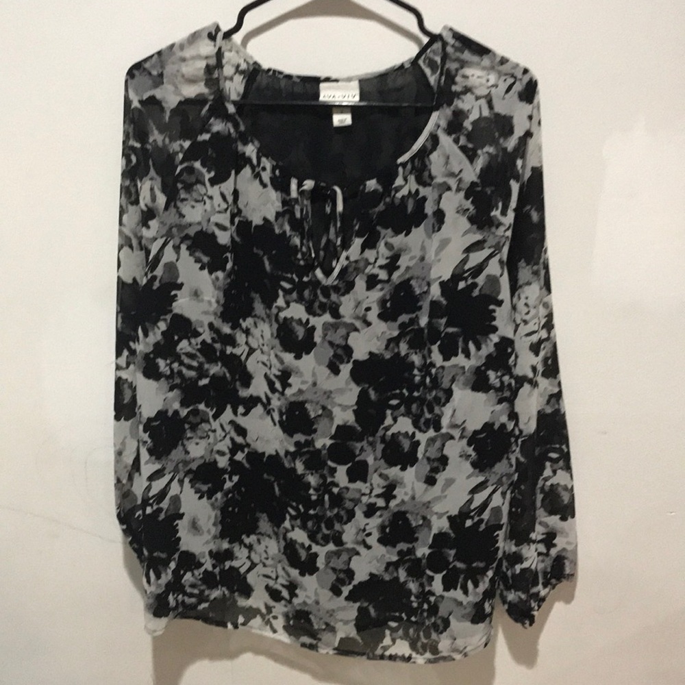 Black and gray long sleeve blouse